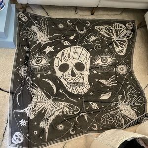 Alexander McQueen scull scarf